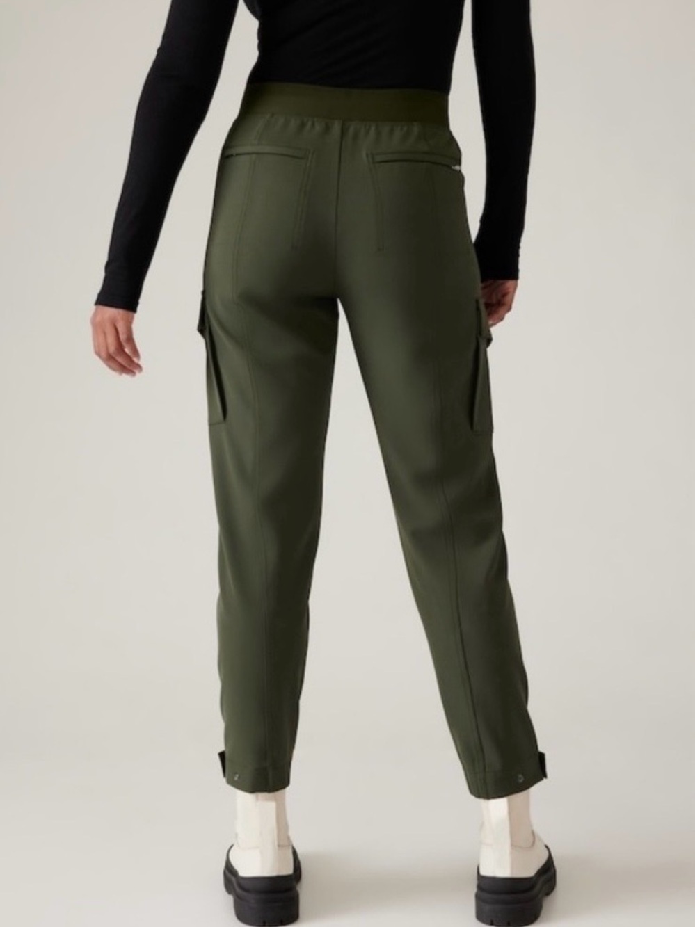 Athleta Endless High Rise Cargo  Pants in Aspen Olive Size 6 - Picture 3 of 15
